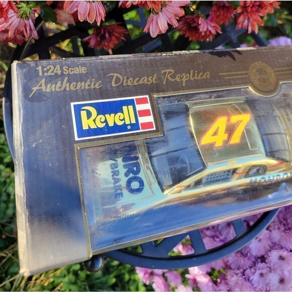 Nascar 1:24 scale Die Cast #47 - Picture 4 of 9
